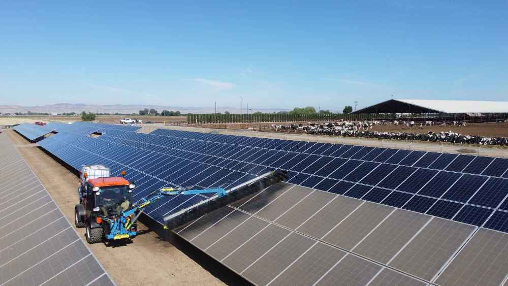 Washing photovoltaic panels on the ground